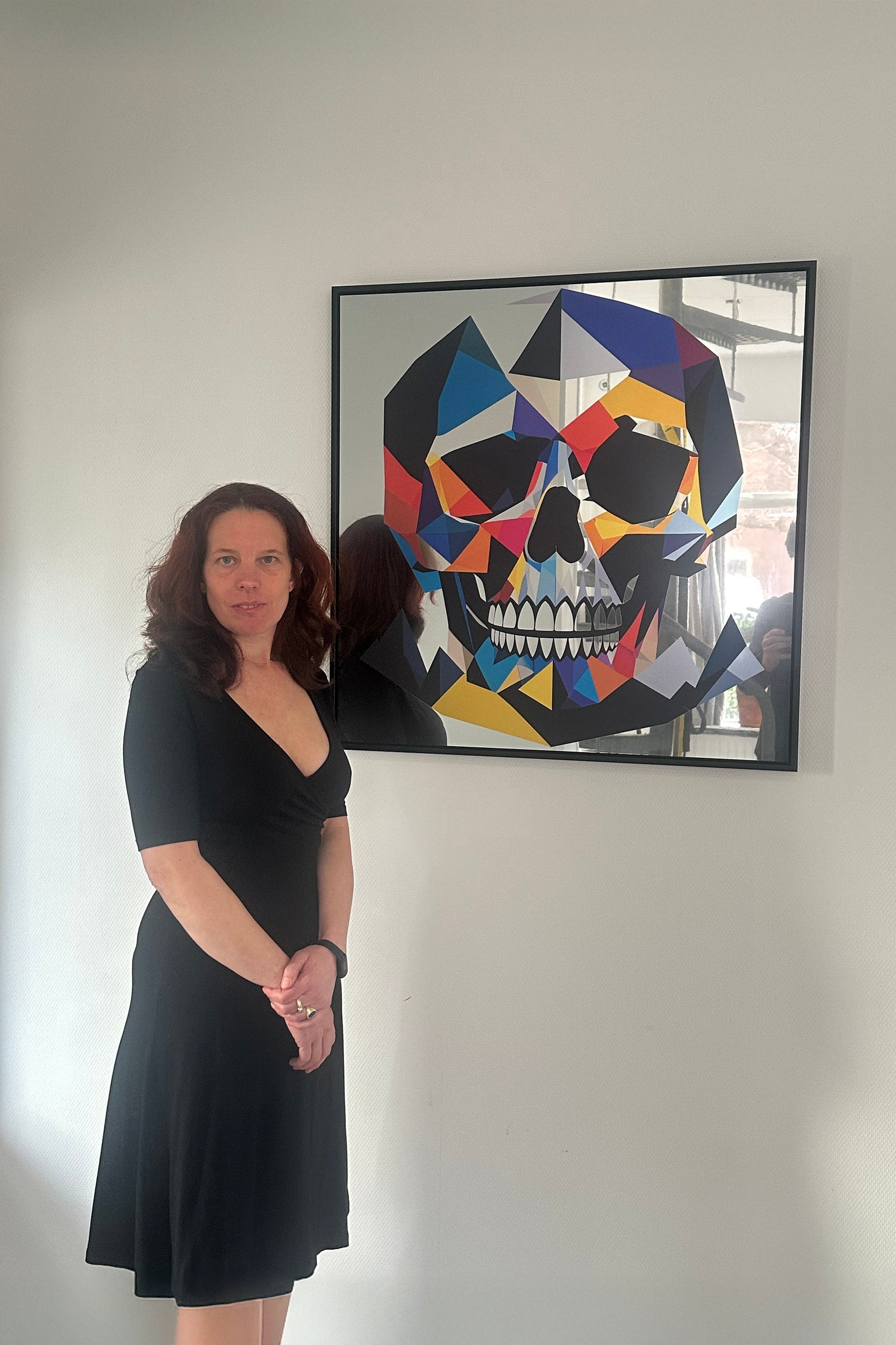 Anaela Strutz naast geometrisch skull kunstwerk als moderne wall art van SkullBloom