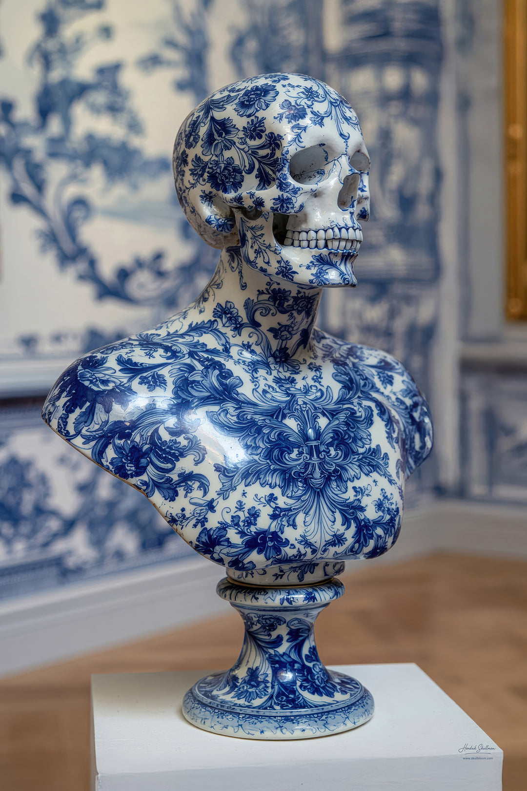 Fotografisch kunstwerk van porseleinen skull met florale decoratie – SkullBloom