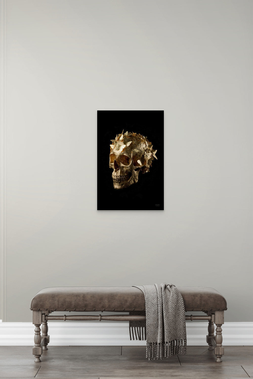 Gold Skullbloom statement kunstwerk met bladgouden schedel in interieur