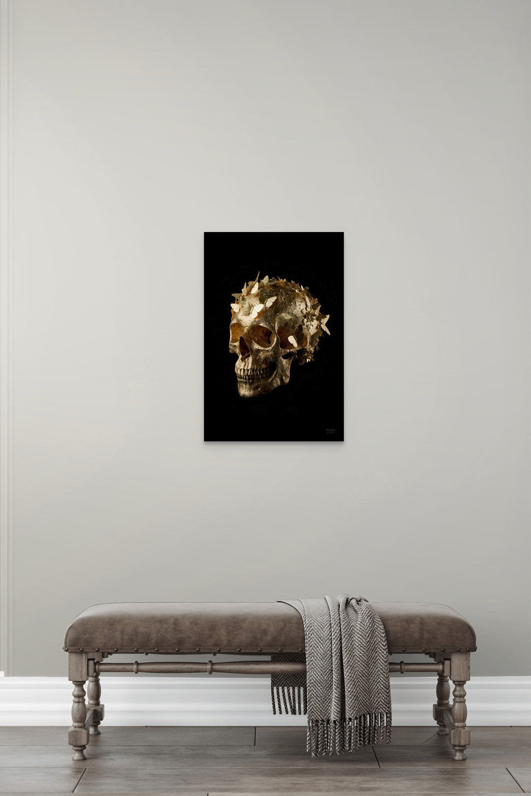 Gold Skullbloom statement kunstwerk met bladgouden schedel in interieur