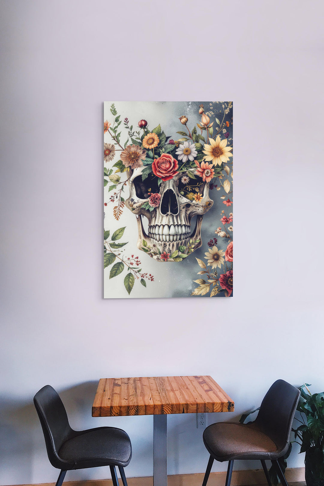 Floral skull kunst als opvallende wanddecoratie in interieur